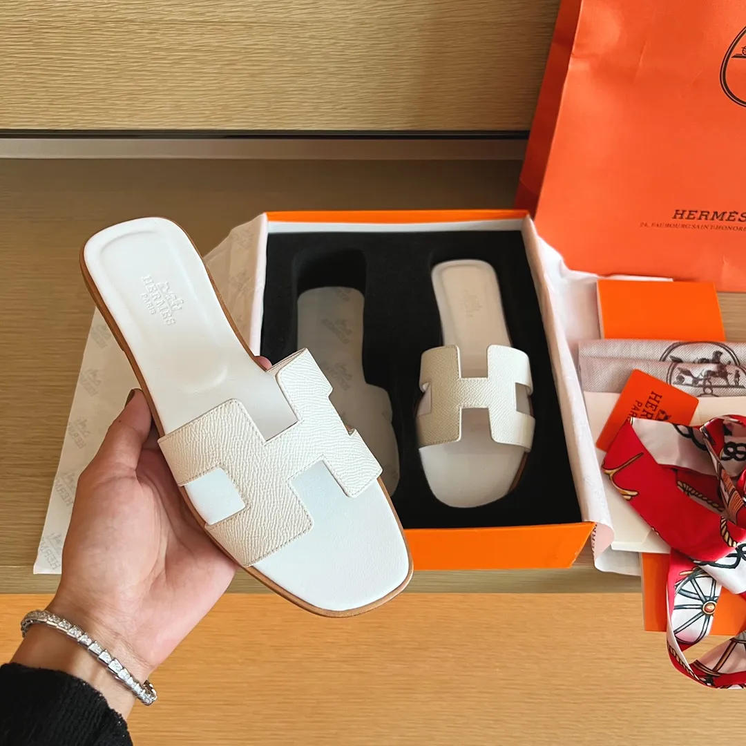 👟👟Ex-factory price 480👟👟 Women's Shoe Factory [Palmprint All-Inclusive Midsole] (Hermès) Upgraded packaging, upgraded version and workmanship materials. Hermes®🔴The highest version of handmade shoes on the market👟👟 👟👟 Top product Hermès slippers🐎 —————————— The 2022 early spring new model is the same as the original version, purely handmade by masters! ❥High-end customization, exclusive products, the highest version in the industry⚠❥Using: Hermers upper: Italian imported cowhide + original custom-grade Australian sheepskin feet + genuine leather outsole (pursuing top walking comfort) 👟👟 ~~〰〰〰〰❥ Packaging: ✔🚦Pay attention to the exclusive top-level exclusive packaging 〰The original top quality is on sale━━━━Hermes━━━━━ size: 35-40 (34.41.42 custom-made, non-refundable)